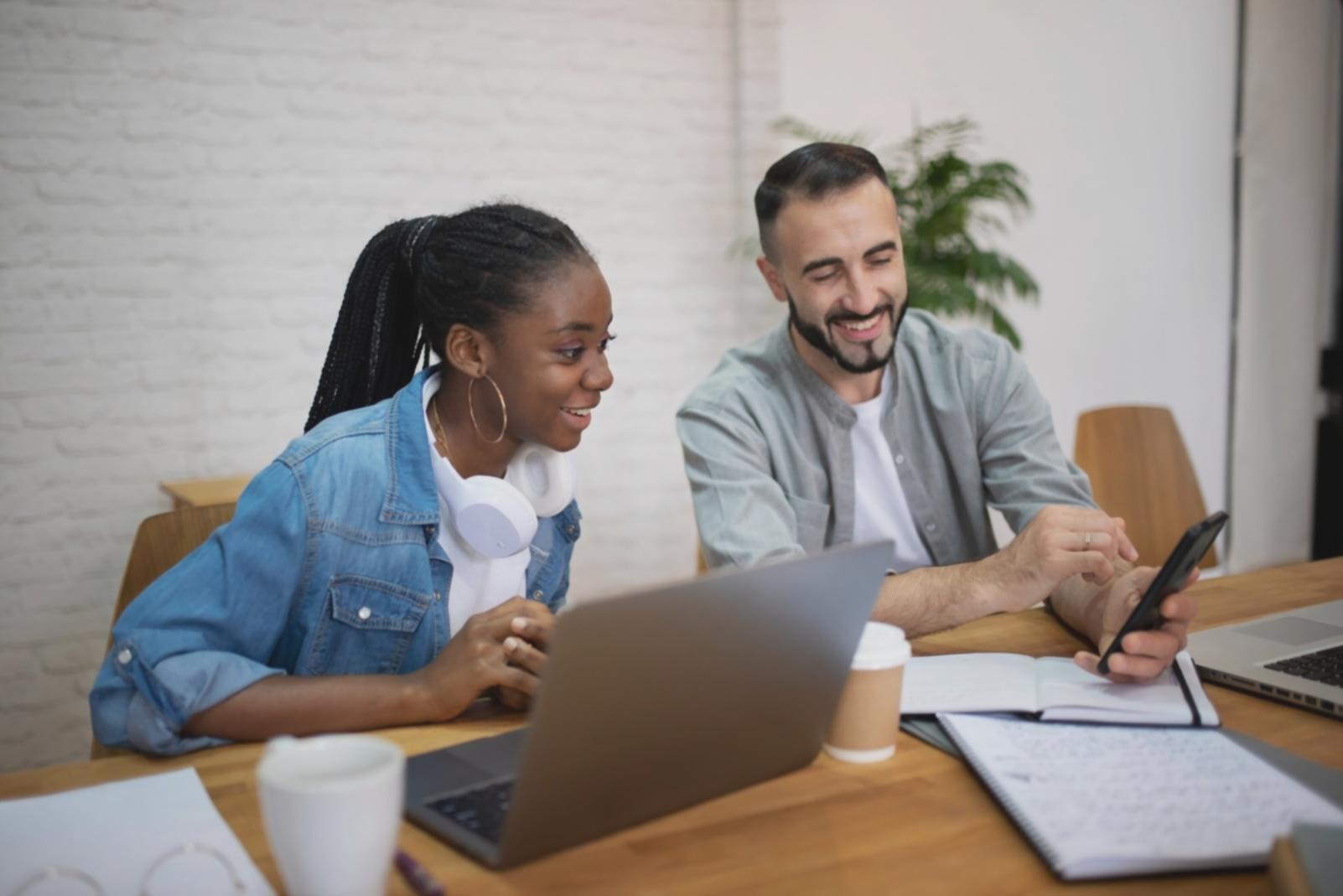 Équipe kaventhiora travaillant sur la préparation d'audit budgétaire